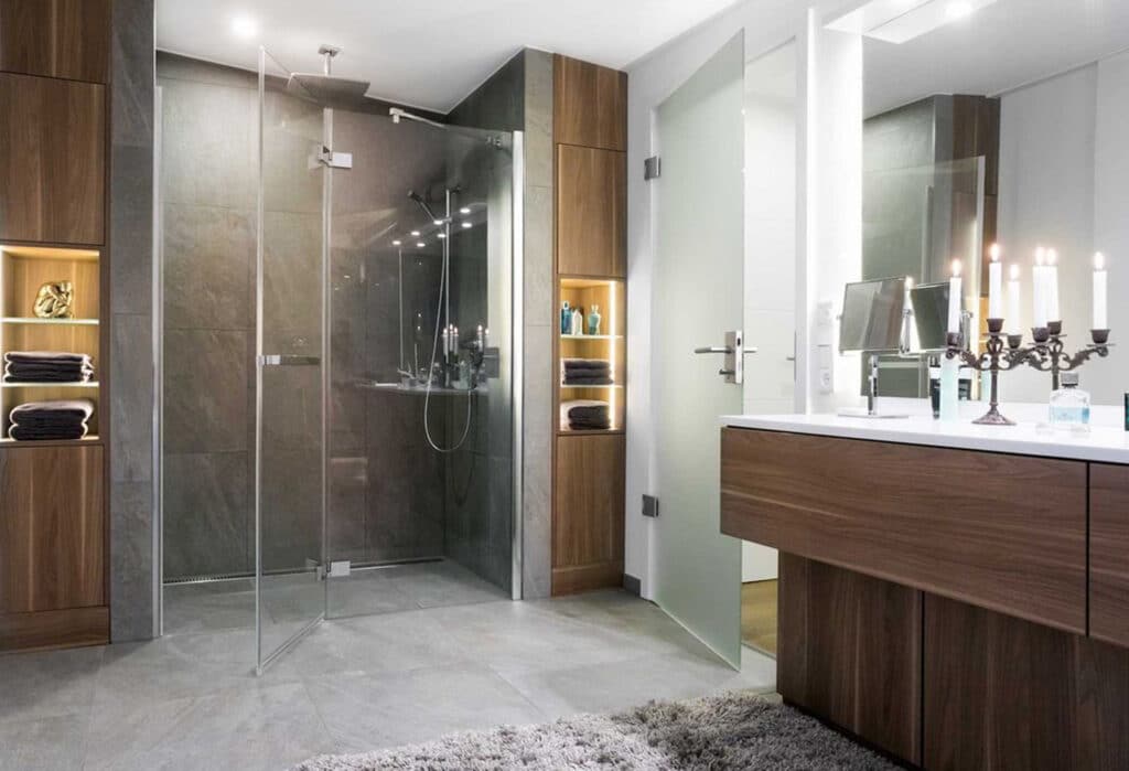 moderne-Badezimmer-mit-begehbarer-Dusche