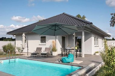 Bungalow mit Walmdach und Pool