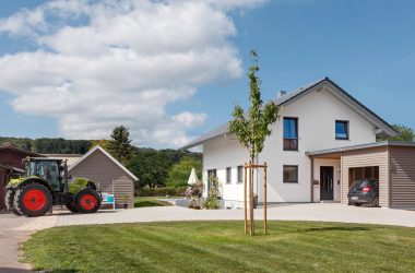 Einfamilienhaus mit Garage und Hof