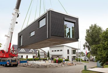 Minihaus-Montage als FlyingSpace