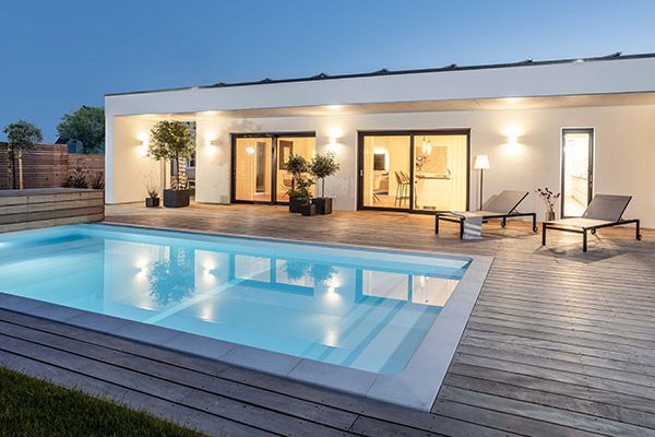 modernes Haus mit Pool bei Nacht